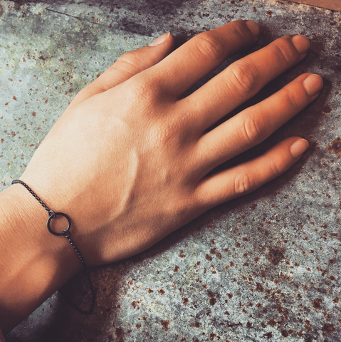 armband med hamrad cirkel och silverkedja, student-present, handtillverkade smycken på Södermalm