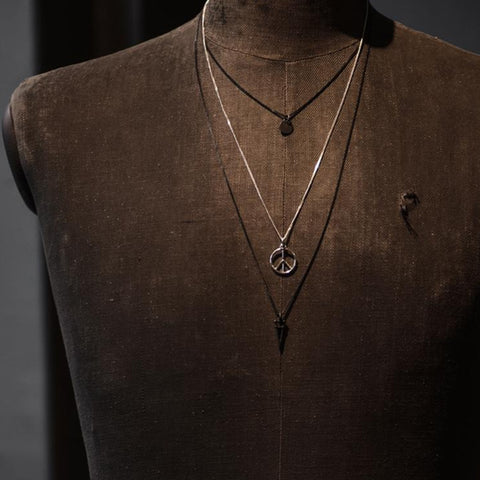 Peace, Freds-symbol No.2 Halsband eller örhängen, prova i butiken på Södermalm