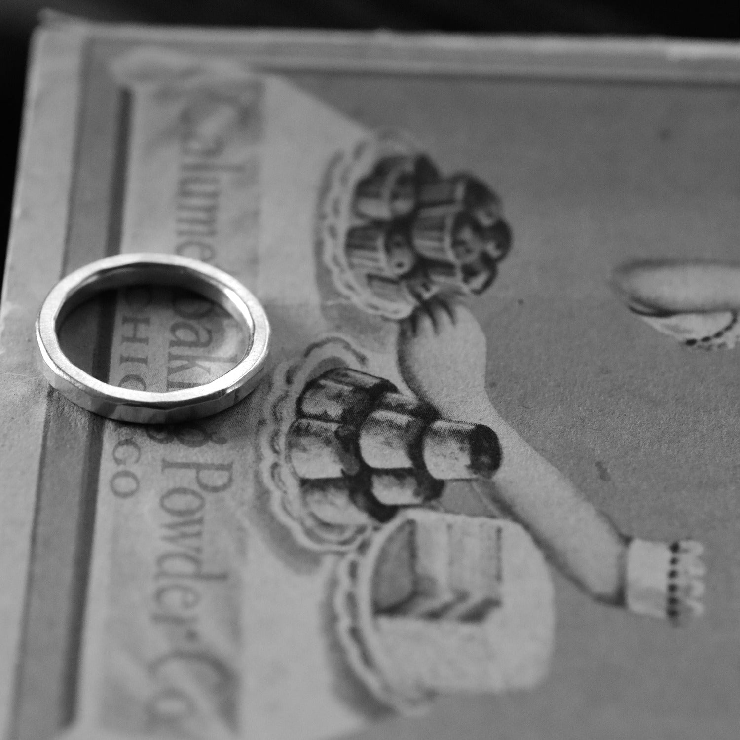 Hamrad ring i återvunnet silver. Kan graveras på insidan. Välkommen till butiken i Stockholm!