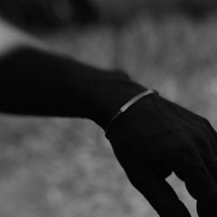 Häive armband hamrad struktur. Gravyr kan läggas till. Handtillverkad i Sverige.