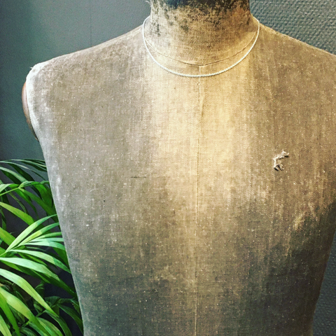 Silverhalsband visas på antik skyltdocka i butik Wild & Arrow